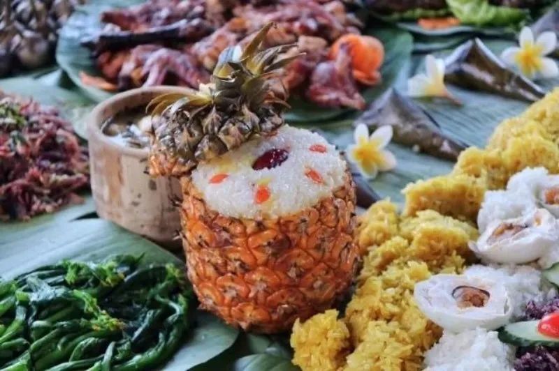 🌈🍚 Dive into the colorful world of Pineapple Rice, a traditional Dai treat from Xishuangbanna. Sweet, sour, and served in a pineapple – it’s a feast for both eyes and palate! #UniqueDishes #FoodieAdventure
