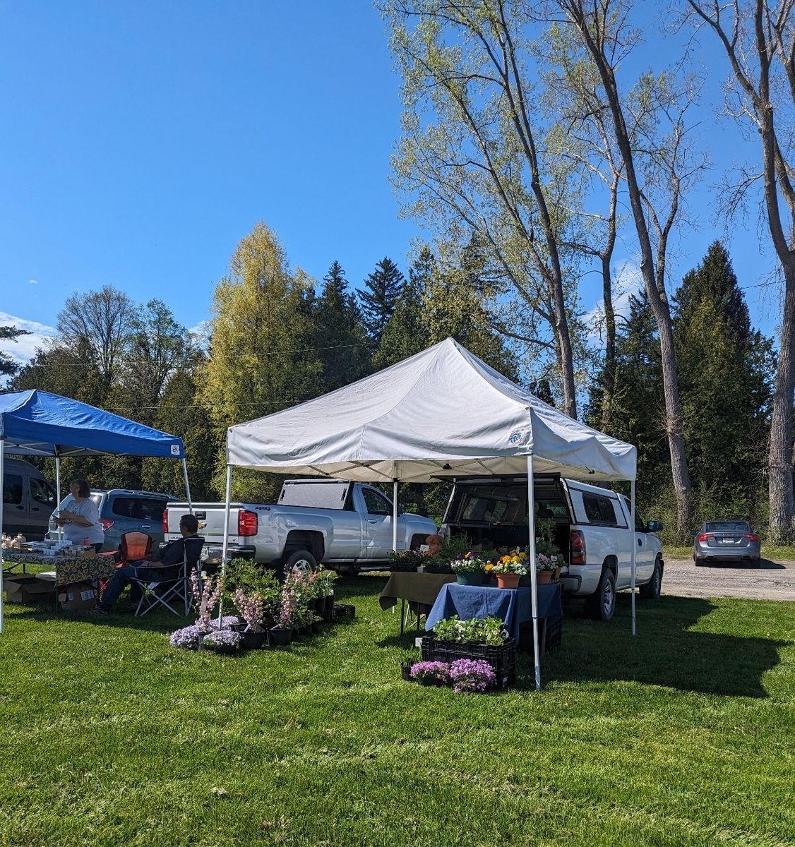 Couldn't make it to the market this weekend? Need a mid-week haul? We've got you covered! Our Wednesday Market at East Hill (next to Walgreens) is running from 3-6 p.m. every Wednesday through October and is great for quick weekday shopping!

#IthacaNY #FingerLakes #farmersmarket