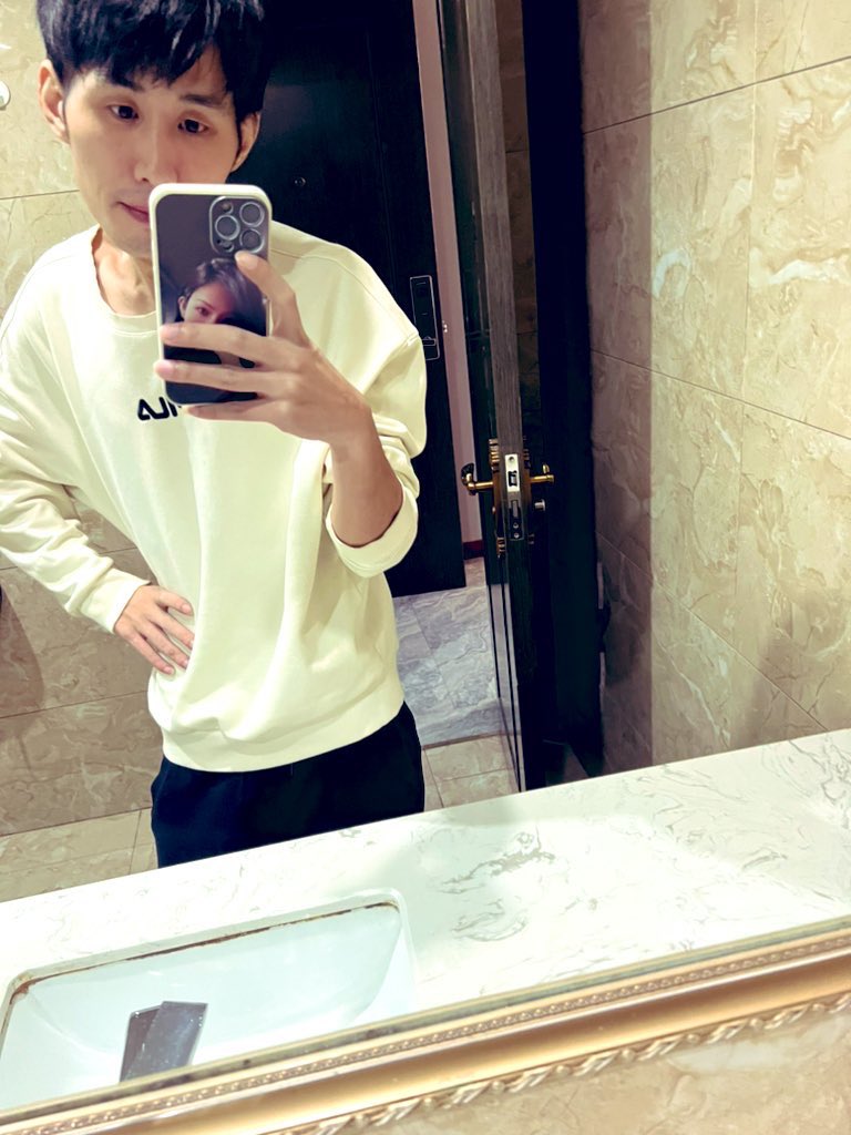 家人们啊，这个下 头男一直在骚扰我怎么办啊？还是个温州人，别在推上找存在感啊，哪怕去piao也是好的 https://t.co/7ZteHARW17