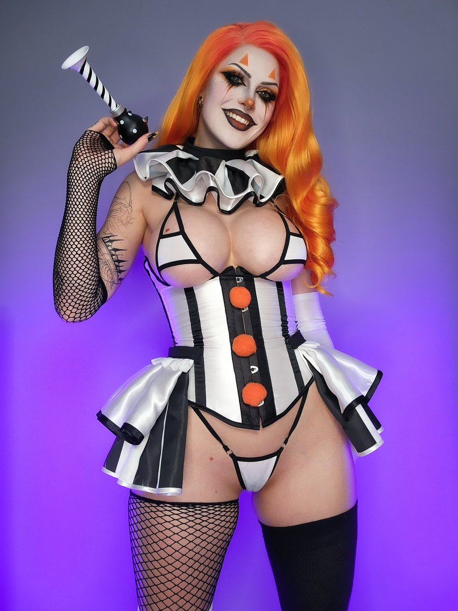 Retweet for a free clown girl nudy 🤡🖤