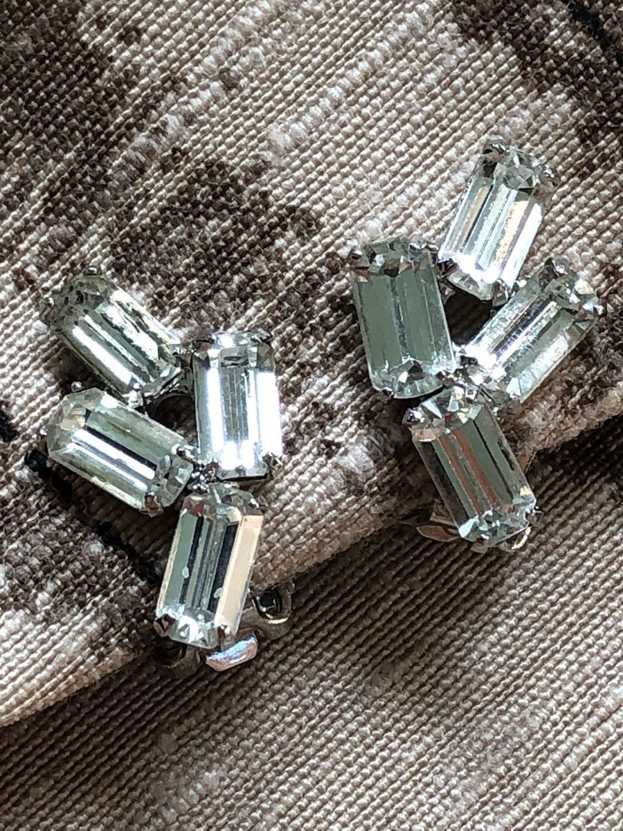 Vintage 1950s Dainty Rhinestone Cluster Earrings Clip On #RhinestoneJewelry #RhinestoneEarrings 
$22.00
➤ bycinbyhand.etsy.com/listing/762245…