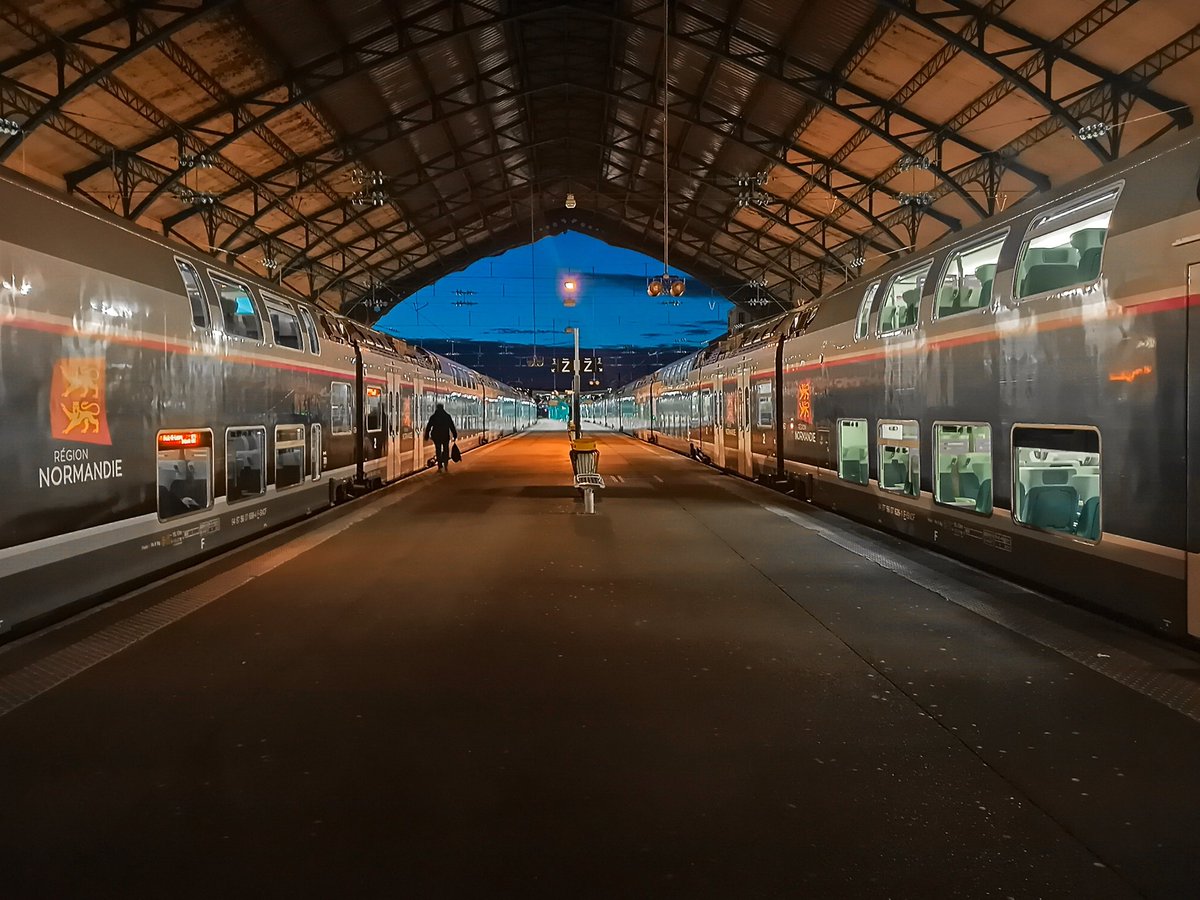 1er train du matin au départ de #Lehavre je vous accompagne sur le @train_nomad 3100 prévu arrivé pour 7h39 à #Paris Pour toutes questions je suis à votre disposition. Bon voyage