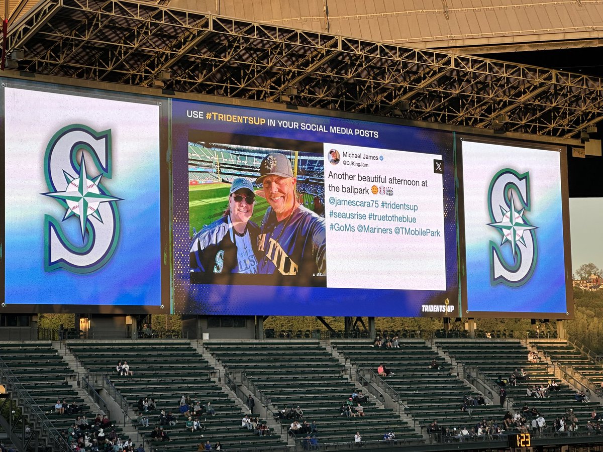 King and Queen of the #BigScreen baby!!! @jamescara75 🔥🔥🔥🔥🔥 Go @Mariners ⚾️💯 @TMobilePark