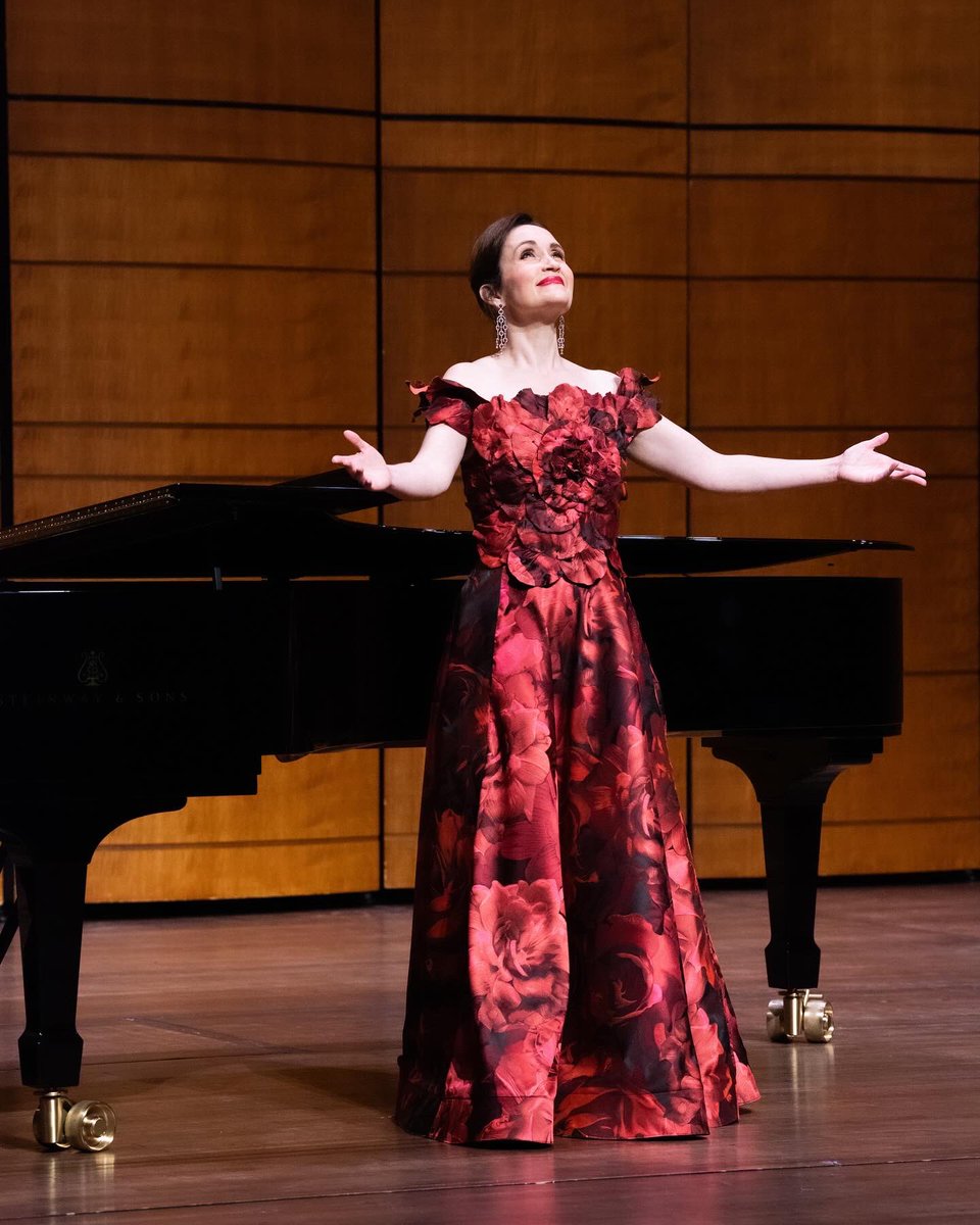 morley_erin's tweet photo. Last night at the @kencen ✨ I will cherish this for a long time. Thank you so much for being with us 🙏🌹@VocalArtsDC #geraldmartinmoore @RickyIanGordon @lennysstudio @OrchidClassics #RoseinBloom #HuitChansonsdeFleurs #WorldPremiere

👗 #alexteih
💎 @TamsenZ 
📸 Courtney Ruckman https://t.co/X3cOGAL3Sr