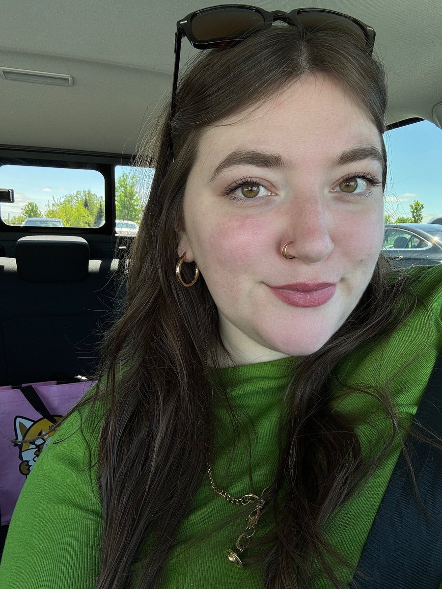 moldipeaches's tweet photo. Incase we’re not insta friends: 
• shoes piled up to avoid being puppy shredded
• I grew my bangs out (who is she?)
• we got a new couch https://t.co/5Lf0TrQllE