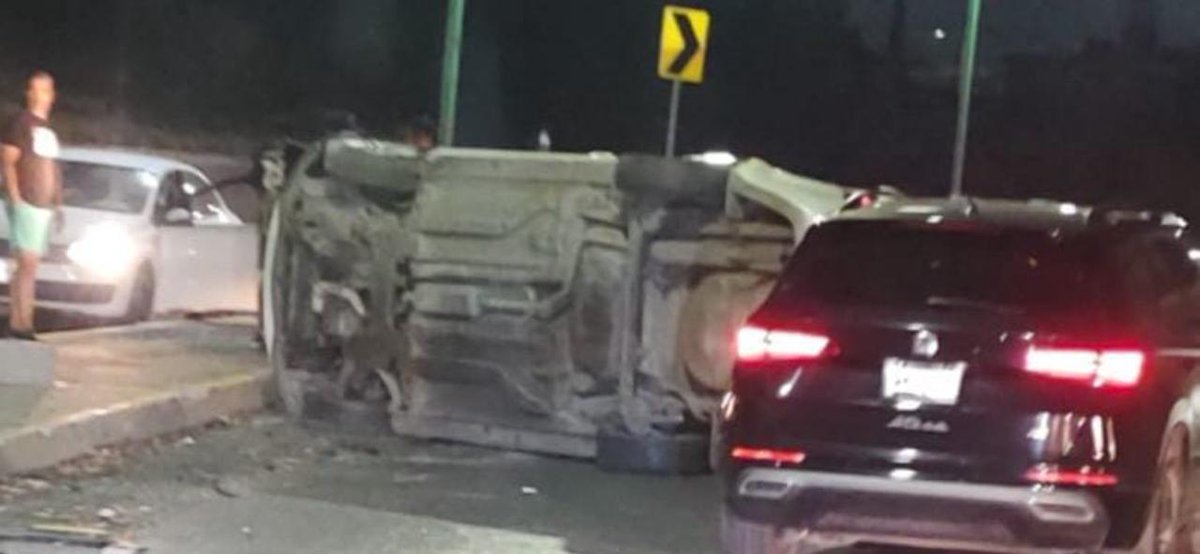 Choque con volcadura sobre el Río Santiago a la entrada de Hogares Populares Pavón. Solo daños