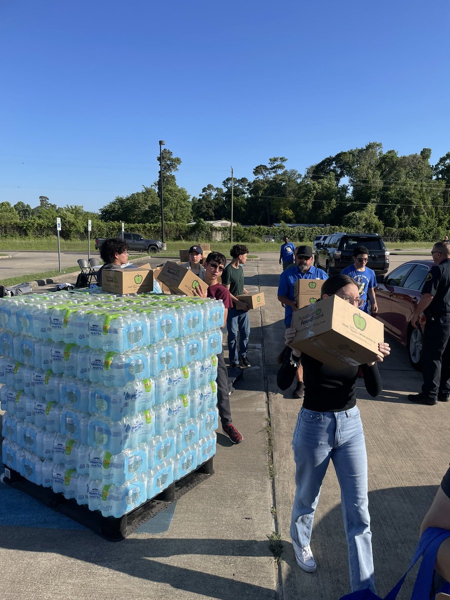 tchill_'s tweet image. Special ‘thank you’ to our JROTC, NHS, Interact and Stuco, Communications Team, Board of Trustees, and Constables for serving our community members who were impacted by recent flooding. They disturbed food to 150 impacted families tonight. #WeAreChannelview