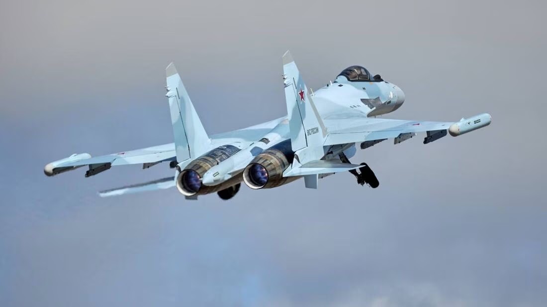 'Wieder neue „Super-Flanker“ für Russlands Luftwaffe' 14.05.2024,15:19,dpa Das Gagarin-Flugzeugwerk in Komsomolsk am Amur baut Suchoi Su-35S in einem rhythmischen Tempo, wie es aus Russland heißt. Eine neue Charge von 3 'Super Flanker' wurde an die Luftwaffe geliefert.