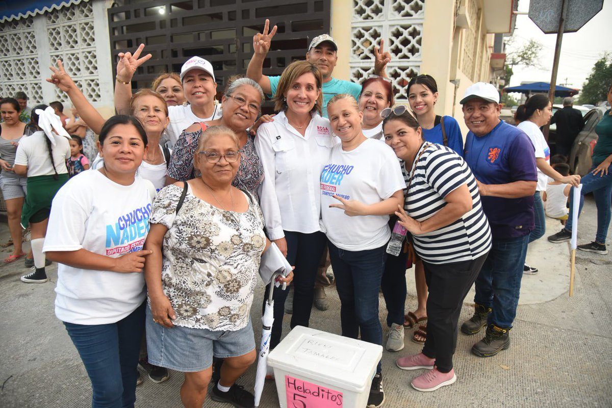 Qué alegría recorrer las calles y estar cerca de ustedes, sintiendo el calor y el apoyo de nuestra comunidad, esta vez en las colonias Arboleda y Arenal, junto con mis queridos amigos de fórmula <a href="/ChuchoNader/">Chucho Nader</a>, <a href="/ImeSanmiguel/">Imelda Sanmiguel</a> , @aidafnader y <a href="/marceunda/">marcela unda</a>
#RosaGonzález
#VamosASeguirle