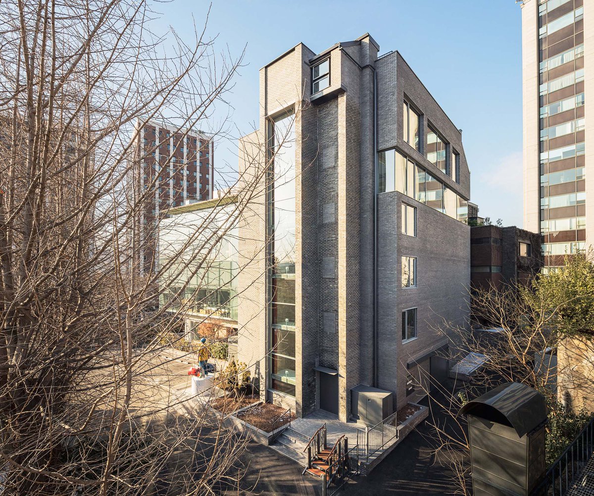Japonya merkezli stüdyo Schemata Architects, Seul’de “Arario Gallery” adında bir sergi mekanı tasarladı. arkitera.com/haber/beyaz-ku…