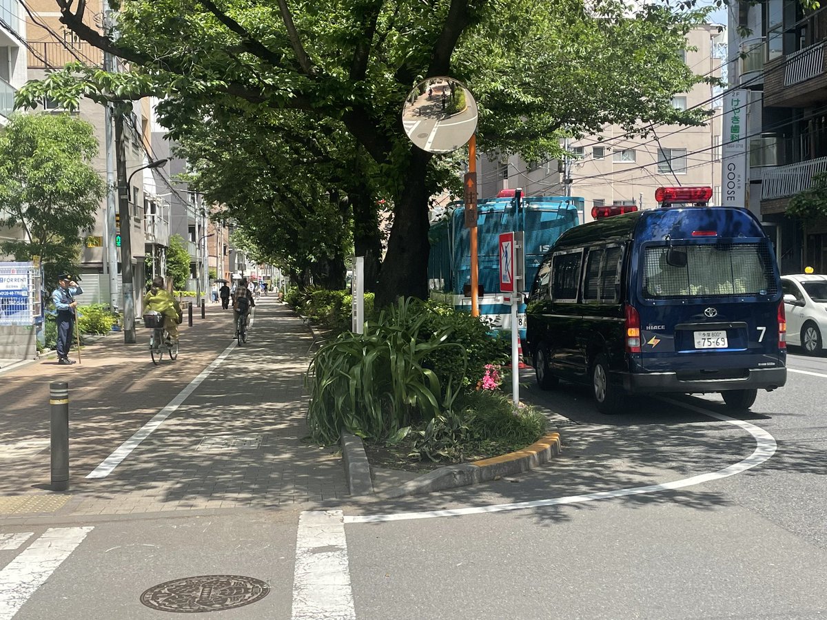 桜台駅近くのマンションの前に警察だらけ。入り口のところに門番のように2人立ってるし。なんか事件でもあったんだろか。