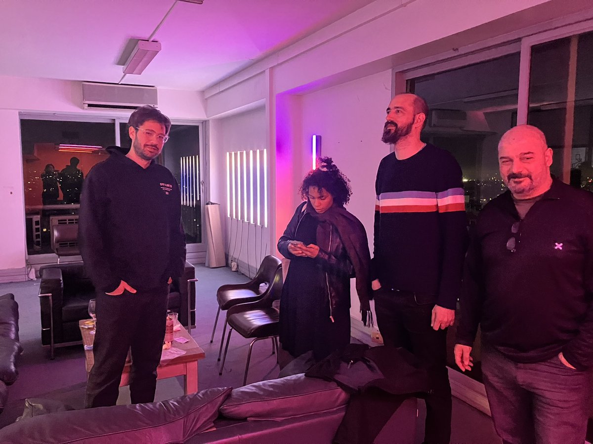 Generative artists in Buenos Aires talking about:
Art
Art world
Generative art ecosystem
Art Biennale Venezia
Bright Moments Venezia 

and other ideas/projects we are preparing.

<a href="/gcorallo/">Guido Corallo || gcrll</a> <a href="/tamamoyre/">ƬΛMΛ</a> <a href="/_pedrofalco/">pedro</a> <a href="/JBilatz/">Javier Bilatz</a> 

In the back, an light installation from <a href="/maggiemolinari/">Magdalena Molinari</a>