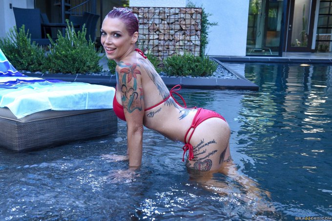 It’s hot in here! On my OF you can Chat with me! I like answering my DMs and send custom pics and vids