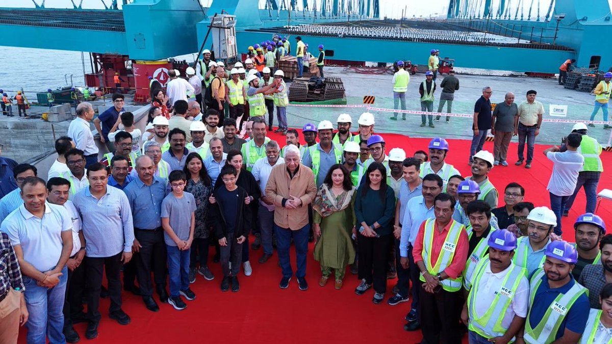 I was happy to witness the launch of 2nd bowstring truss of @mybmcCoastalRd bridge connecting Bandra Worli sea link today early morning along with my ex colleagues in BMC. Precision engineering. Amazing work by @mybmc, team #HCC, #AECOM and many other committed people.