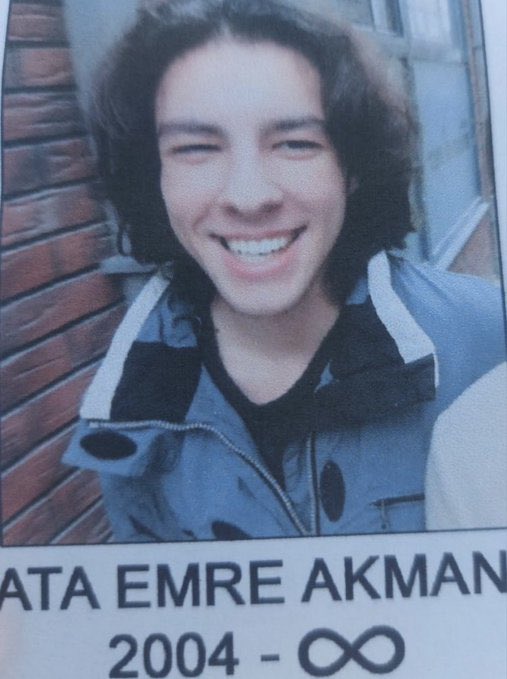 Gencecik bir Üniversite öğrenci.. #Ata Emre Akman, 20 yaşında. Balıkesir'de hem okuyor, hemde kuryelik yapıyordu.. 6 suç dosyası bulunan, biri tarafından 25 kez bıçak darbesiyle katledildi. Sokak ortasında. #AtaEmreAkman #Balıkesir