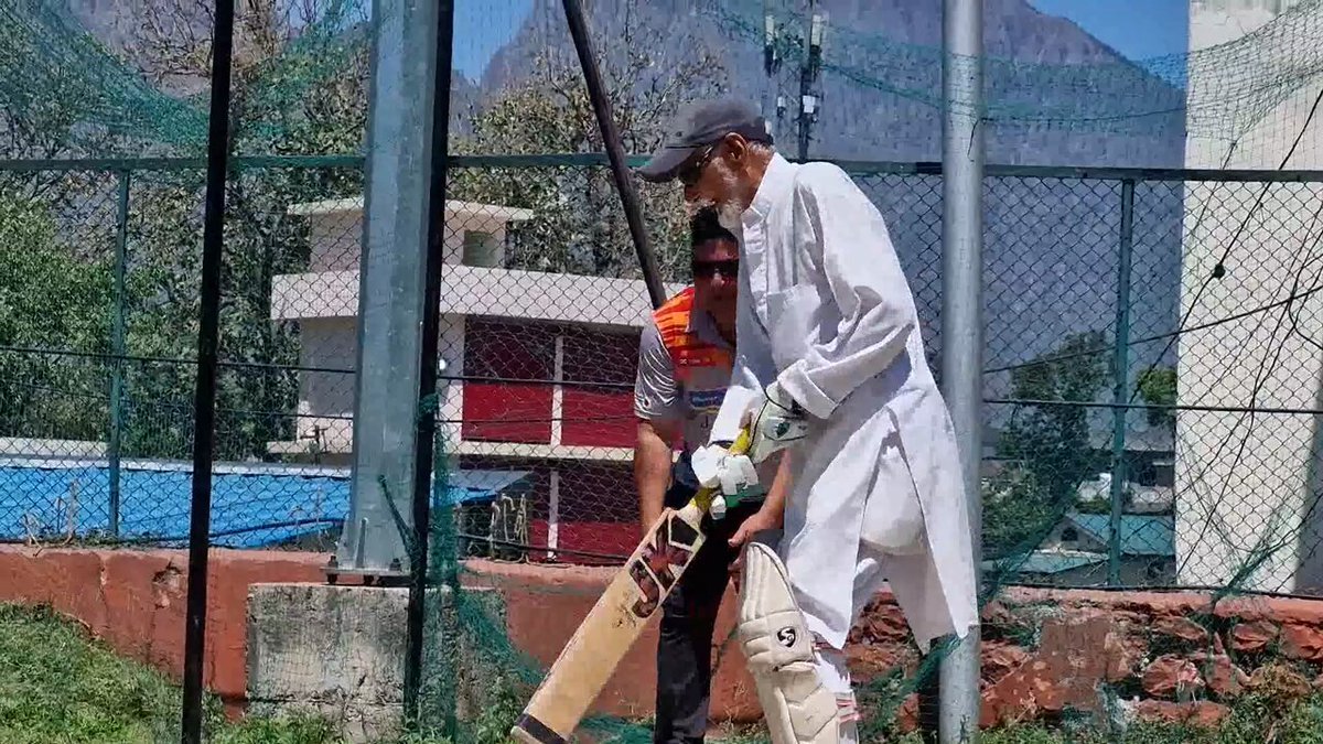 #Watch | जम्मू -कश्मीर के 102 वर्षीय क्रिकेटर हाजी करम दीन देश-विदेश के युवा पीढ़ी के लिए प्रेरणा बने हुए है , हाजी करम दीन का खेल के प्रति समर्पण और जुनून बहुत सराहनीय है। 

#Cricket | #cricketnews