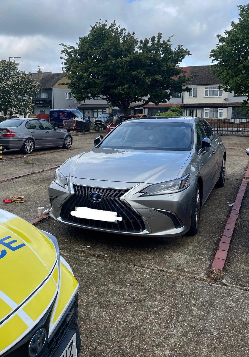 South Hornchurch & Beam Park officers found this vehicle which had been stolen two days ago by keyless entry from @MPSKenChel this morning while patrolling one of the wards ASB & drug user hotspots - Cherry Tree flats. #OpSceptre #AlwaysLooking 👀 #3515EA #1128EA