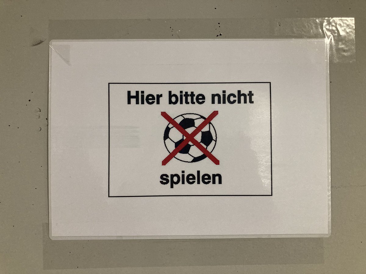 Eveline Kobler (@koblerev) on Twitter photo Gefunden in den Katakomben der <a href="/swisslife_group/">Swiss Life Group</a> Arena
Wusste nicht, dass man Eishockey auch mit FussbĂ€llen spielen kann⊠đ€ Gefunden in den Katakomben der <a href="/swisslife_group/">Swiss Life Group</a> Arena
Wusste nicht, dass man Eishockey auch mit FussbĂ€llen spielen kann⊠đ€