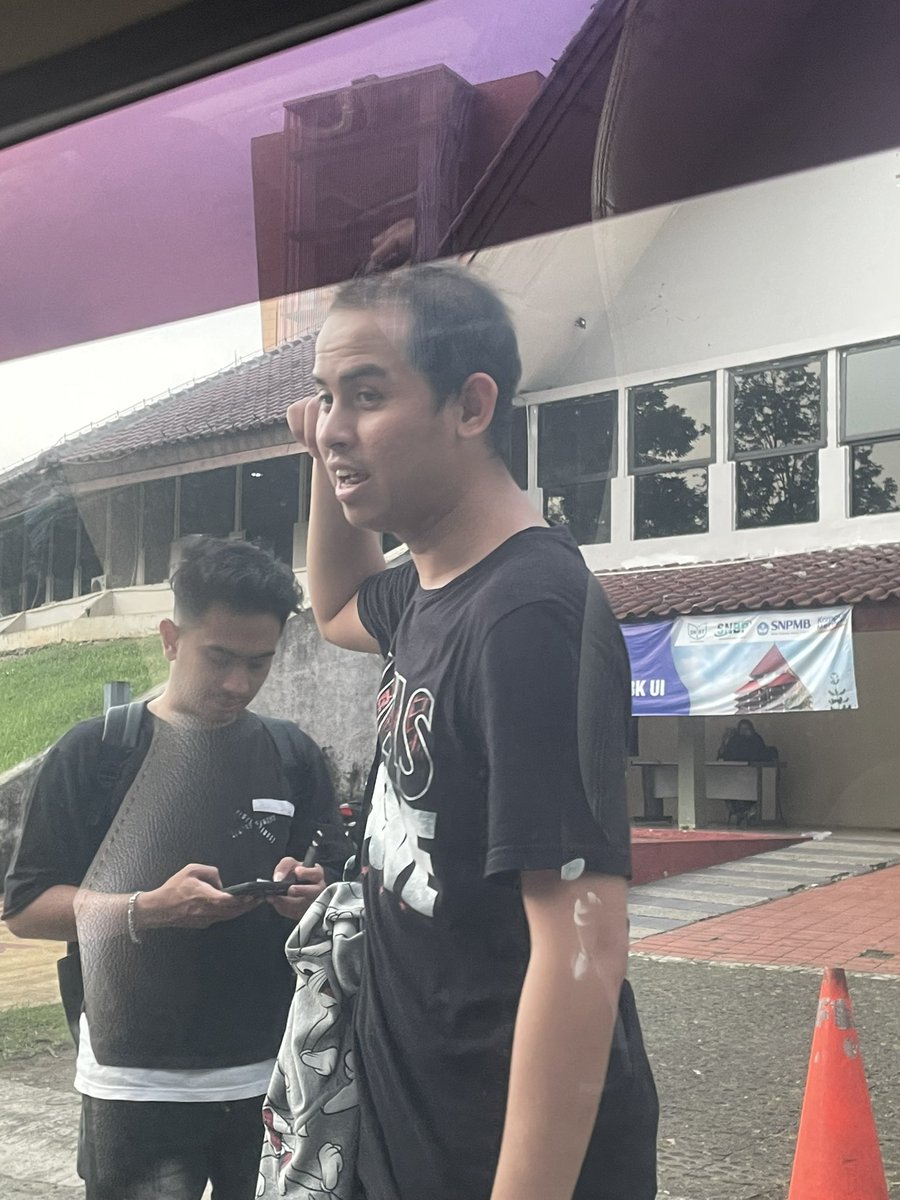 tadi kan bapa ak teh nanya masjid trs ada 2 org ini dan pas mendekatke mereka ak teh be like “JIRR ITU YG DI TIKTOK😭😭”