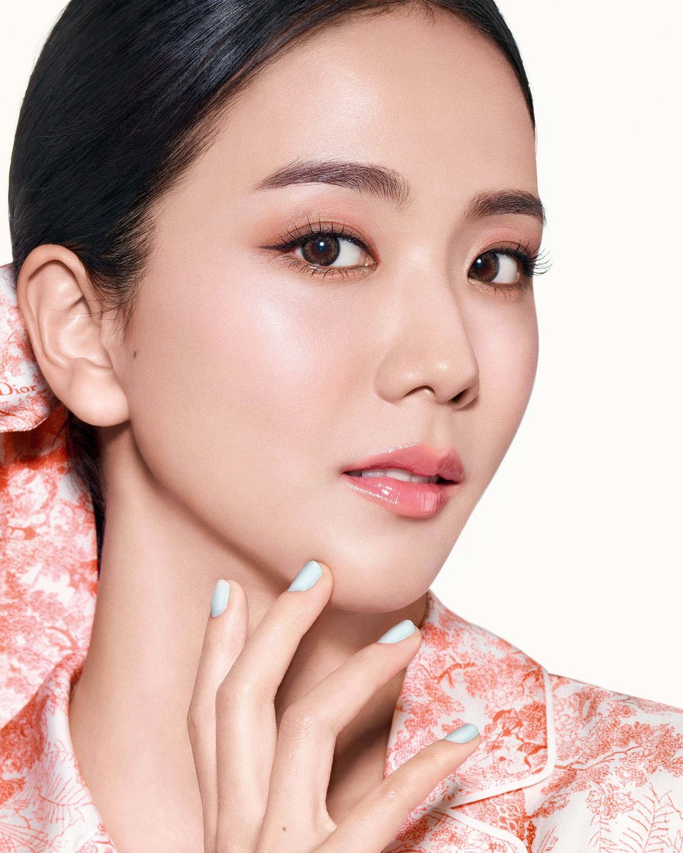 JISOO NEW PROJECT WITH DIOR: THE DIOR MAKEUP LOOKBOOK

SUMMER LOOK CORAL

This season, inspired by the colors of the Mediterranean coast, Peter Philips combines bronze and copper shades to achieve this summer look.