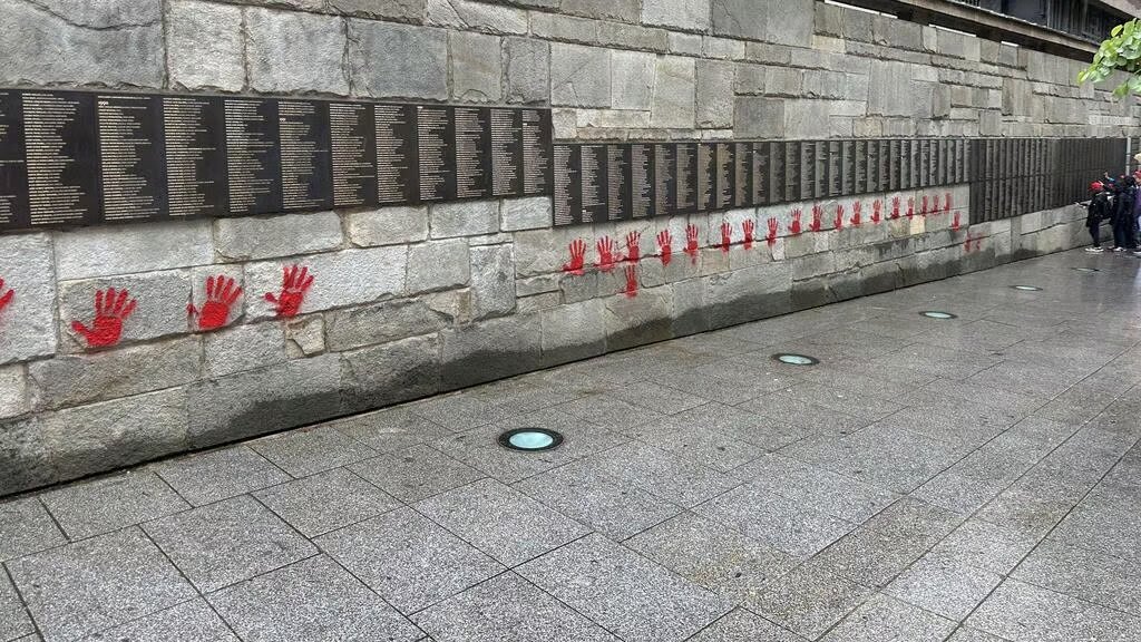 Vandalen beschadigen het Parijse monument voor degenen die Joden hielpen tijdens de Holocaust. Er zijn rode handafdrukken geschilderd op een monument in Parijs voor Rechtvaardigen onder de Volkeren, ter herdenking van degenen die Joden hielpen te ontsnappen aan de nazi’s tijdens…
