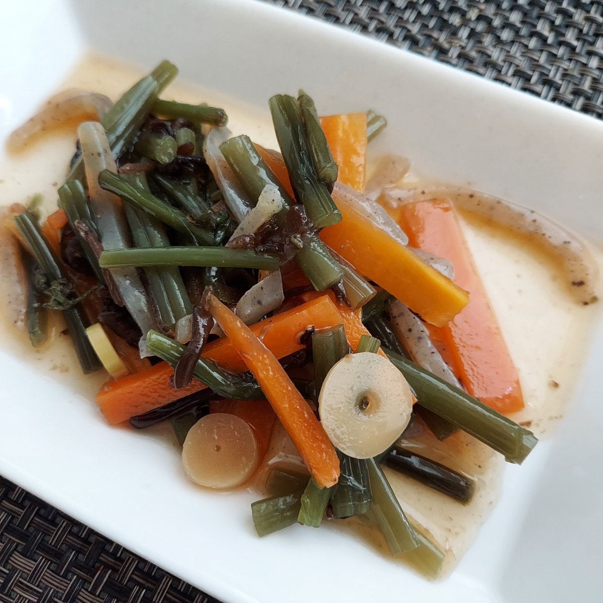 今日はオートミールお好み焼き😊キムチ納豆🔥と山菜の煮物😋
#おうちご飯
#料理好きと繋がりたい 
#オートミールはコスパ良いよね