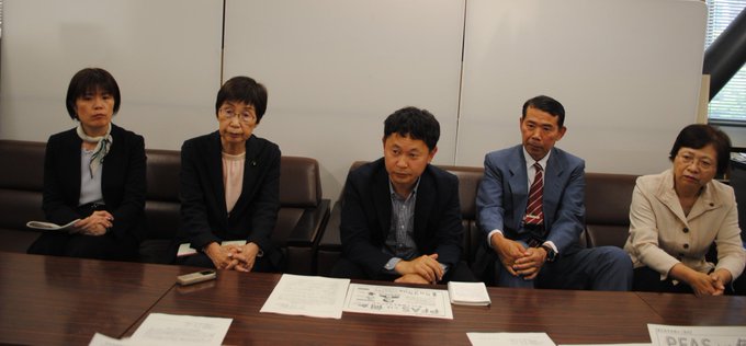 記者会見にのぞむ左から河村ひろ子・藤井とし子両県議、大平、中原つよし広島１区予定候補、谷はるみ東広島市議。