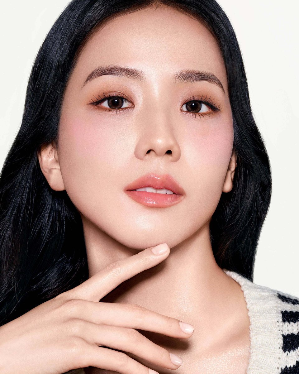 JISOO NEW PROJECT WITH DIOR: THE DIOR MAKEUP LOOKBOOK

NUDE LOOK

The Nude Look is delicate and light, highlighting every woman’s beauty with touches of brown, beige and pink.