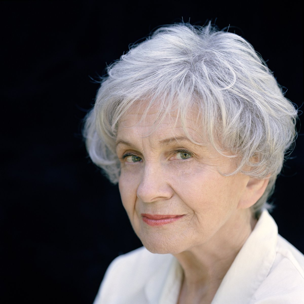 Nobel Prize-winning author Alice Munro has died at 92 - her publisher @ChattoBooks says 'We send heartfelt condolences to her family; we cherish her memory and her stories which are beyond compare' bookbrunch.co.uk/page/article-d… (£)