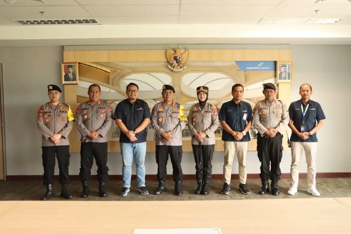 ResKulonprogo's tweet image. Kapolres Kulonprogo mendampingi Dirpamobvit Polda DIY Kombes Pol Eko Santoso melaksanakan audiensi dengan General Manager PT. Angkasa Pura di Bandara YIA, Rabu (15/5/2024).

#audiensi #angkasapura #bandarayia #kulonprogo #jogja