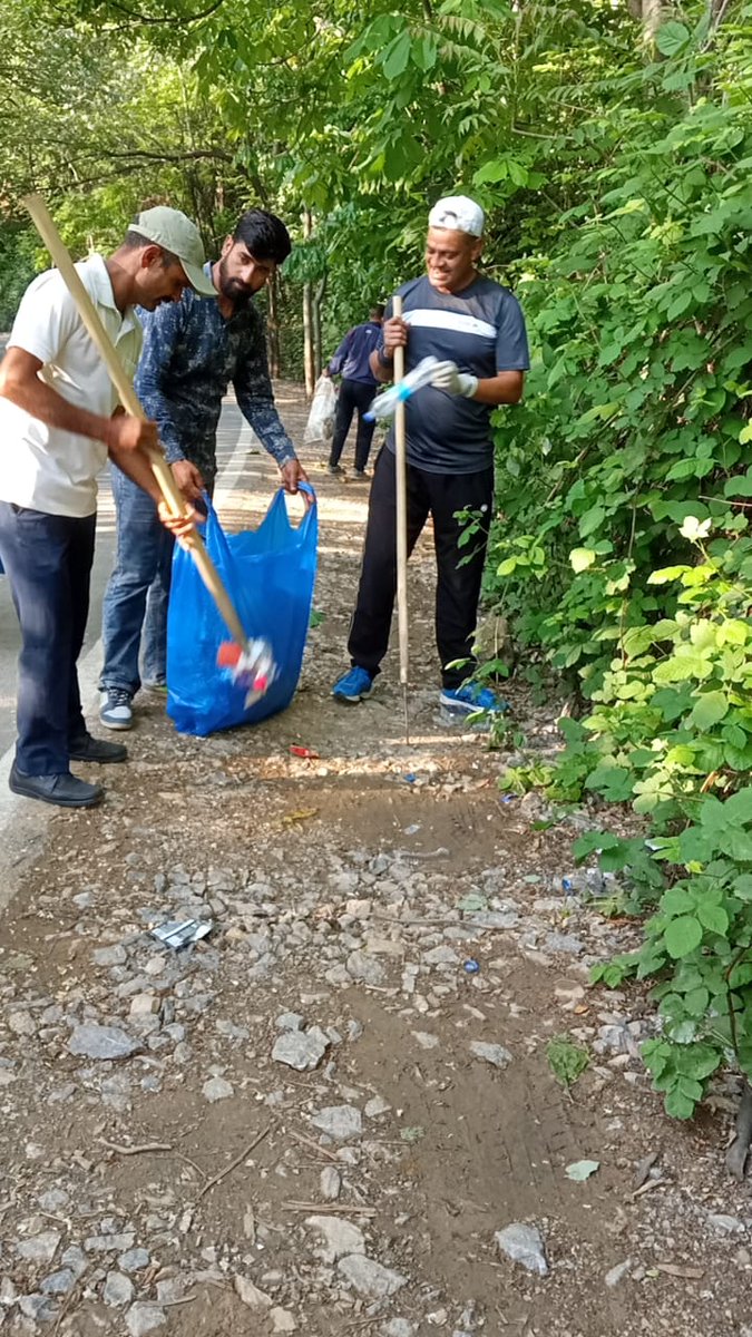 Amidst the hustle and bustle of #GPE-24 @10BnSSB_INDIA stole some time to spread awareness of healthy life and clean surroundings under #Missionlife @saroshkafeel3 #Srinagar #JammuKashmir @healinghimalaya @MoHFW_INDIA
