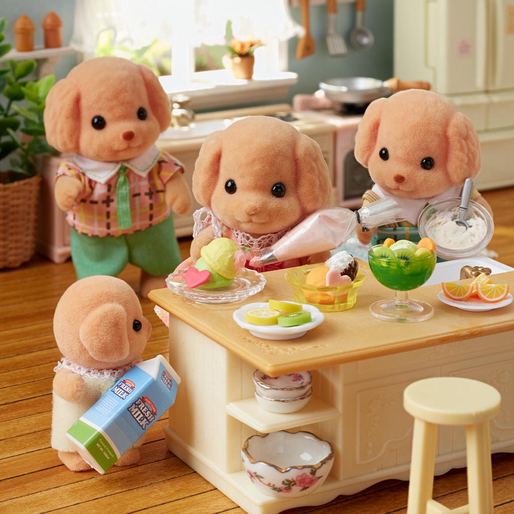 Melinda and Eric are busy whipping up some delicious parfaits, and it looks like Milo wants to lend a hand too!🍨 Meanwhile, Frank seems to be keeping a watchful eye on the bustling kitchen activities. #Internationaldayoffamilies #sylvanianfamilies #sylvanianfamily #sylvanian