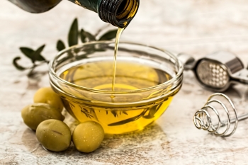 Study suggests daily consumption of olive oil reduces chances of developing dementia Consumption of a Mediterranean diet, with a strong emphasis on olive oil, may reduce chances of developing dementia by inhibiting inflammation caused by other factors fabresearch.org/viewItem.php?i…