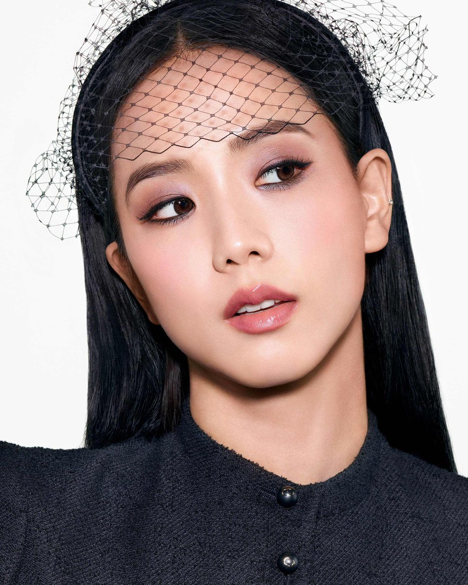 JISOO FOR THE DIOR MAKEUP LOOKBOOK SMOKY LOOK – The iconic smoky eye by the House of Dior delivers a deeply captivating look, illuminated by sparkling eyeshadow. #JISOO #지수 #FLOWER #JISOOxDiorbeauty #AllEyesOnMe @officialBLISSOO