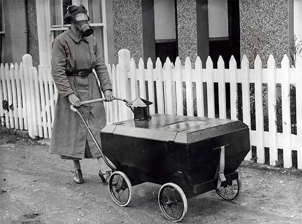 A woman tests a stroller resistant to gas attacks, shortly before the outbreak of the Second World War. Hextable, England. 1938. 

#history #england #ww2 #uk #hextable #1930s #invention #worldwartwo