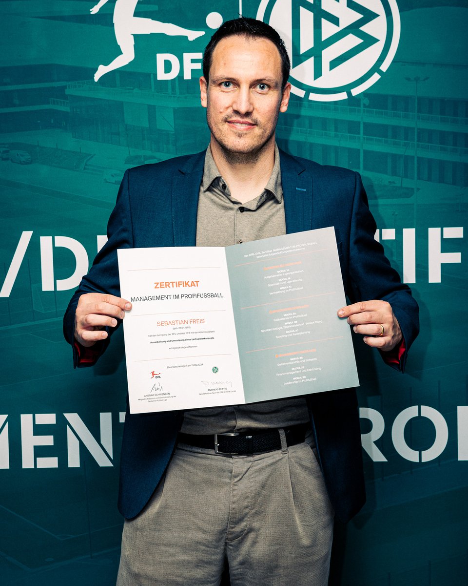 🎓 Geschafft! Sebastian Freis, Bereichsleiter Profis beim KSC, hat nach 18 Monaten Studium das Zertifikat „Management im Profifußball“ der @DFL_Official und des @DFB erhalten. Herzlichen Glückwunsch! 💙 #KSCmeineHeimat