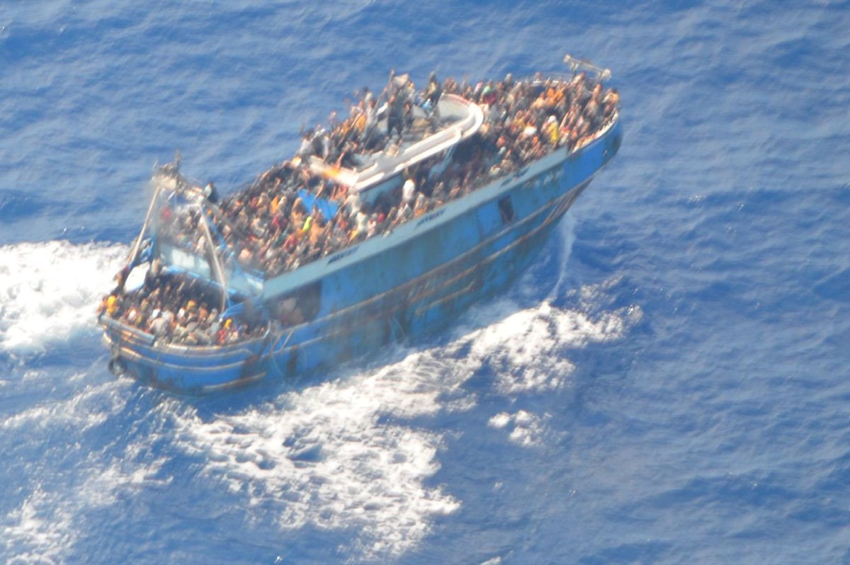 Remember this photo? Up to 750 migrants were believed to be on that boat before it capsized off the coast of #Greece . 104 survived & 9 of them have since been arrested and charged with illegal entry to 🇬🇷 , causing the shipwreck & setting up and running a criminal org. 🧵