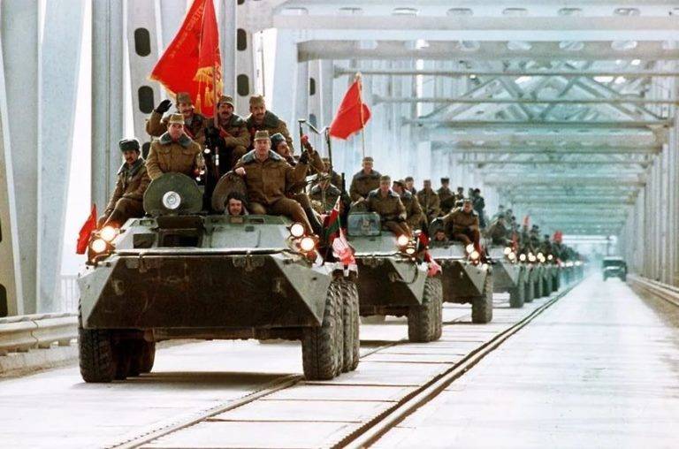15 Mayıs 1988 : Sovyet güçleri Afganistan’dan çekilmeye başladı. Kızıl Ordu ülkeye mücahitlere karşı “Marksist hükümet”i savunmak için girmişti. 9 yıl süren savaş sonunda 2 milyona yakın sivil öldü, milyonlarca insan Pakistan ve İran’a kaçtı. #TarihteBugün