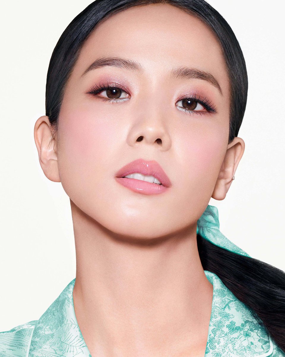 JISOO FOR THE DIOR MAKEUP LOOKBOOK SUMMER LOOK LILAC – Peter Philips imagines a second interpretation of the sunny season: between sweet and fresh, this look in hues of mint, bronze and lilac inspired by coastal colors is a vision of summer escapades and the Dior dolce vita.