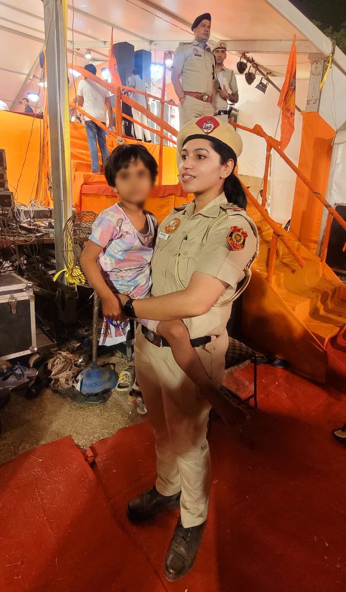 Pic Of The Day ❤️ दिल्ली में बाबा बागेश्वर धाम के दरबार में परिवार के साथ 4 साल की बच्ची 20 हज़ार की भीड़ में गुम हो गई थी। लेकिन दिल्ली पुलिस की टीम में तैनात SI नीलम ने कुछ ही घंटों में ढूँढ निकाला। मुख्य बात यह है के 2 घंटे तक SI नीलम ने गुम हुई बच्ची को अपनी ड्यूटी के साथ