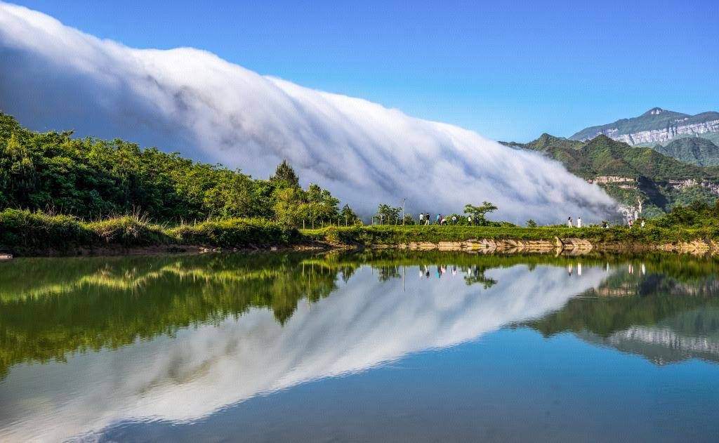 clouds streaming down Jinfo Mountain in China's #Chongqing。☁️❤️🏞️