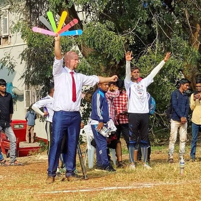 Olin viimeksi pelinjohtajana Nepalin maajoukkueelle 2018 ja jatkan uraani heti perään tänään Meilahdessa. Pukua en oo tällä kertaa laittamassa. #pesis