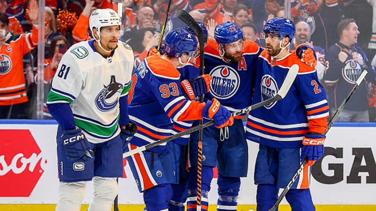 Evan Bouchard's blast beat Arturs Silovs with 39 seconds remaining to help lead the Oilers to victory. @jamiemclennan29, @martybiron43 & @DarrenDreger on the thrilling finish and the players that played a starring role in Edmonton's series-tying win: tsn.ca/video/~2922330
