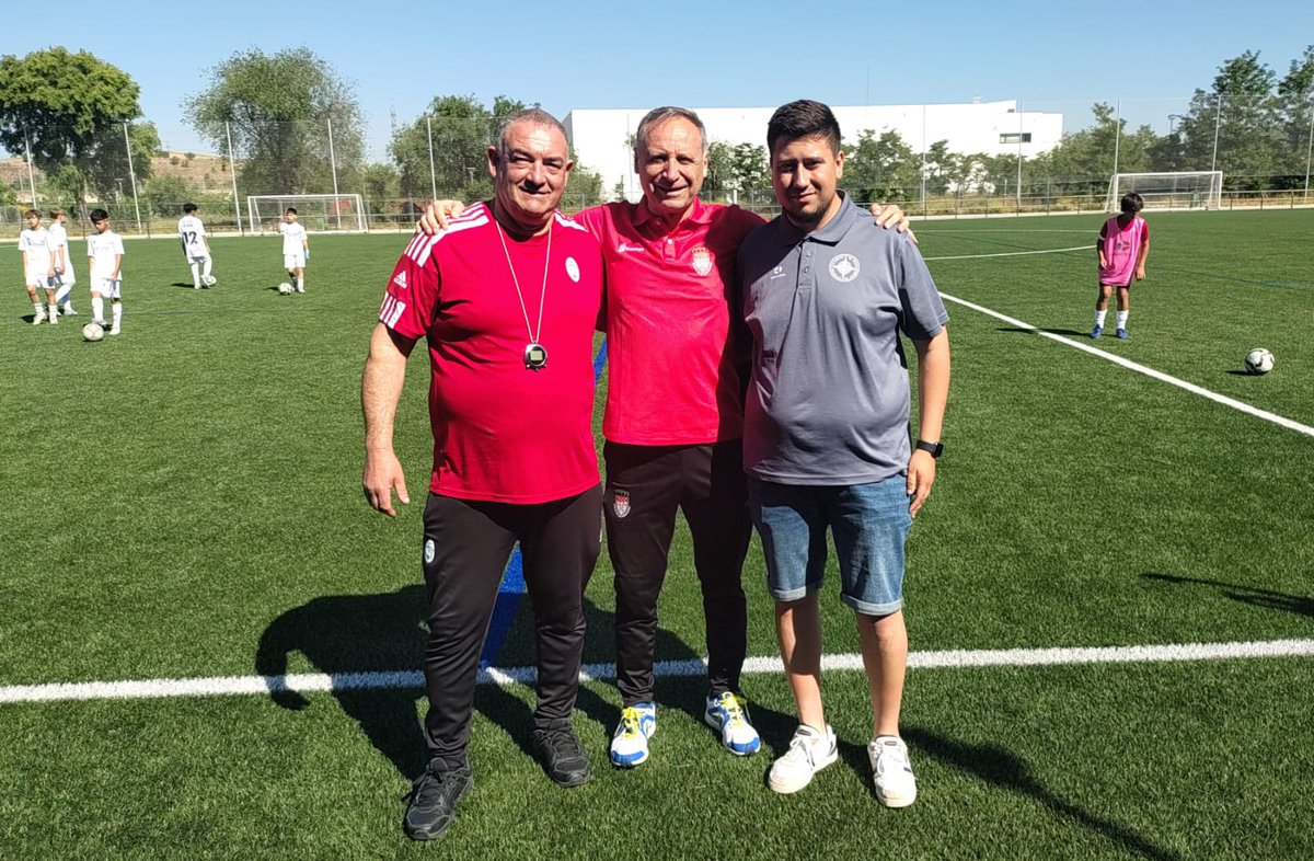 ✔️@Pacosaez14 con los entrenadores Pablo Leonardo Sobrera del CD. Samper y Ruben Gallardo Vallejo del Alameda en el partido de 1 Division Autonomica Infantil