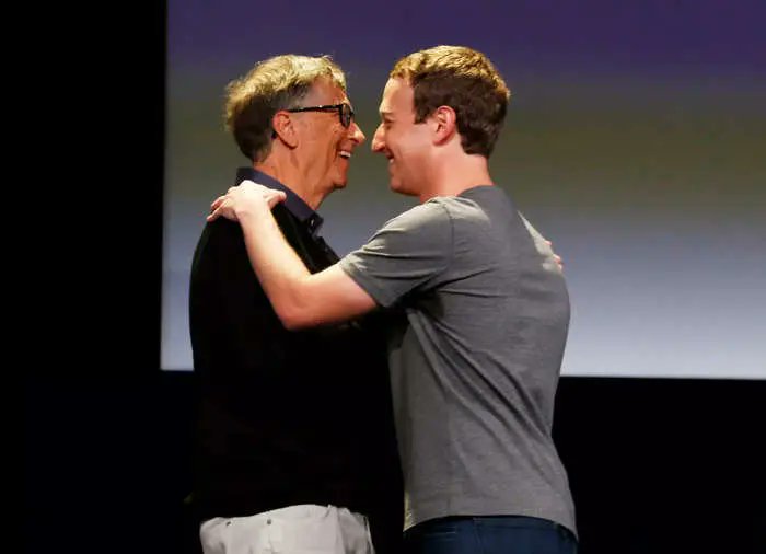 Mark Zuckerberg and Bill Gates squeezed into a mini-version of the Meta CEO's Harvard dorm for his 40th birthday bash #MarkZuckerberg #BillGates #Birthday businessinsider.in/tech/news/mark…