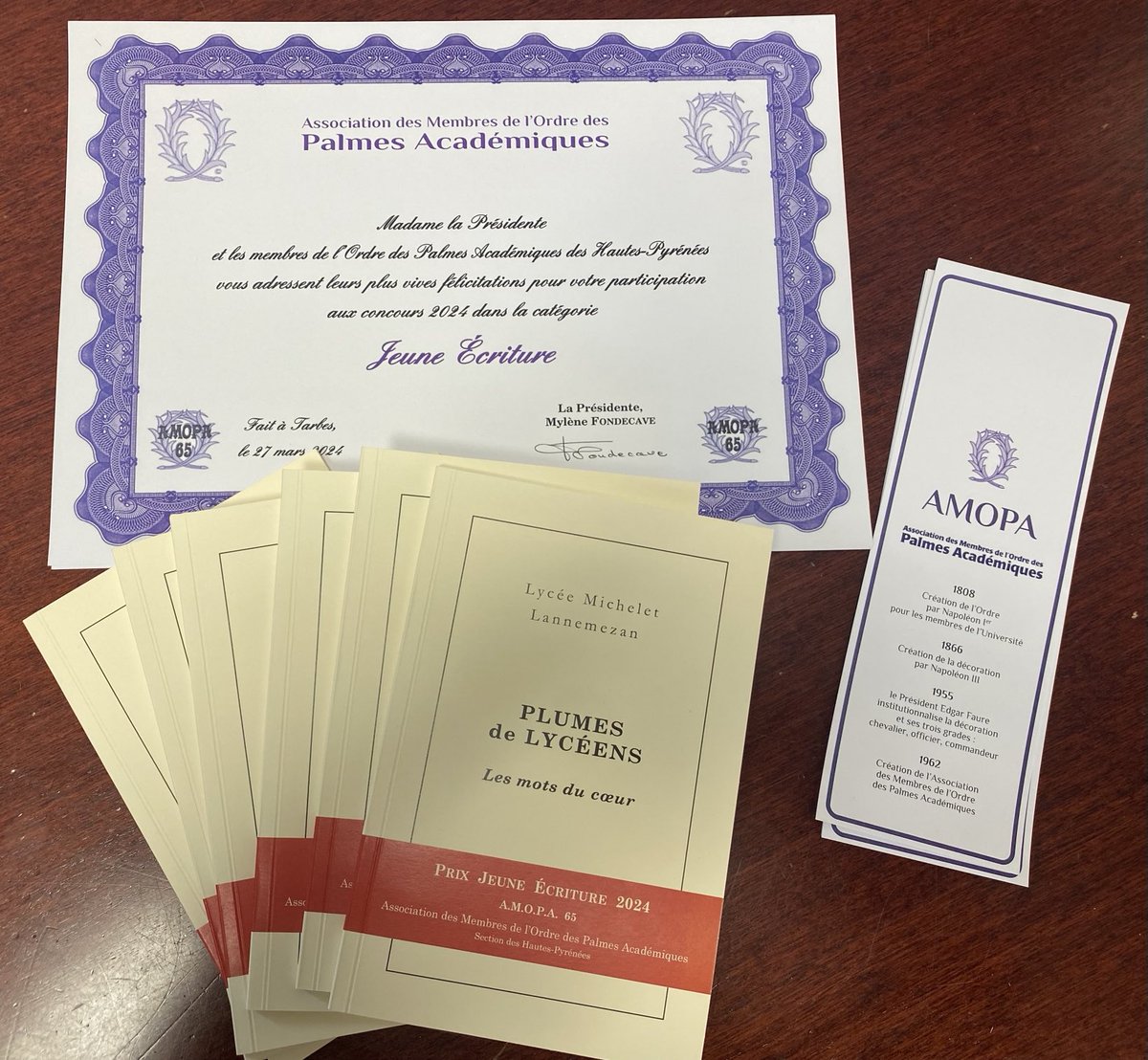 Remise de récompenses de l’association des palmes académiques à nos élèves. Du plaisir d’écrire aux références historiques, 🙏 à Mme Guilhem pour son investissement et bravo à tous. ⁦<a href="/DSDEN65/">IA-DASEN 65</a>⁩ ⁦<a href="/actoulouse/">Académie de Toulouse</a>⁩ ⁦<a href="/AmopaContact/">AMOPA National</a>⁩