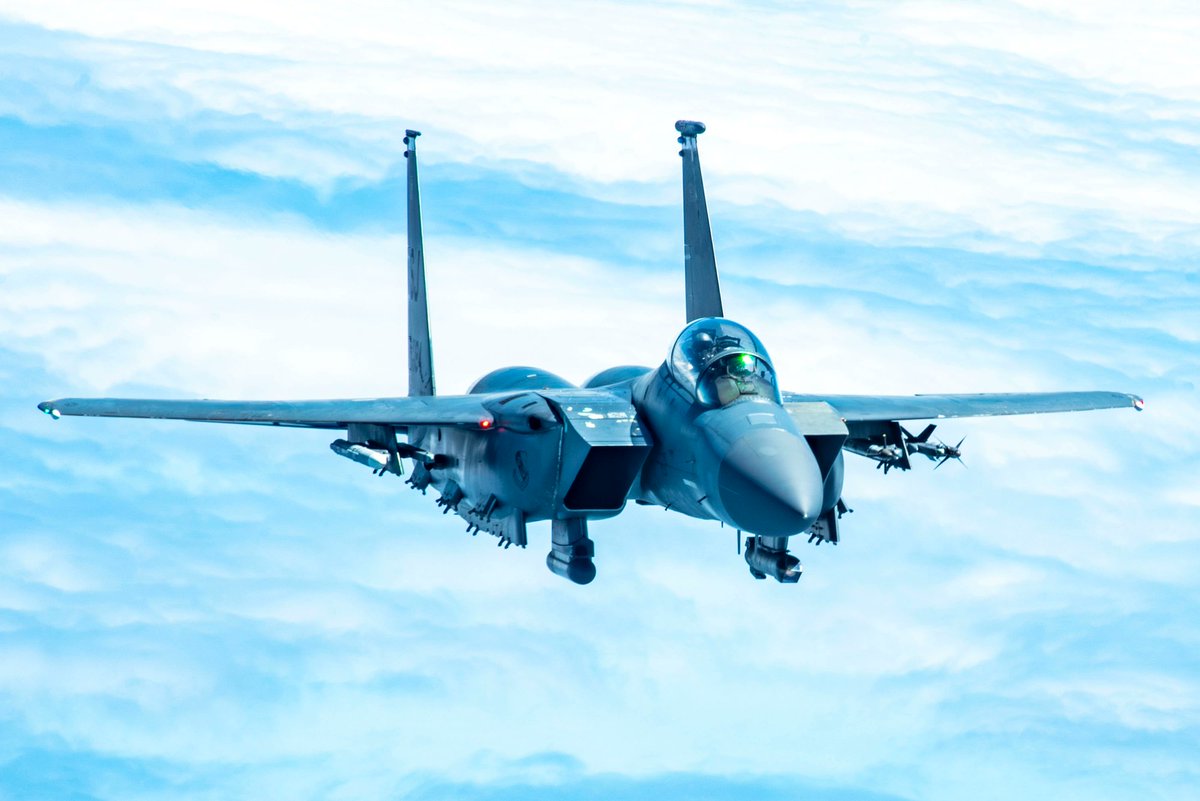 Buena imagen de un #McDD F-15E #StrikeEagle de la 4th FW repostando de un #Boeing KC-135 #Stratotanker de la 121st Air Refueling Wing sobre Carolina del Norte (US #AirNationalGuard photo by Senior Airman Ivy Thomas) dvidshub.net/image/8397257/…