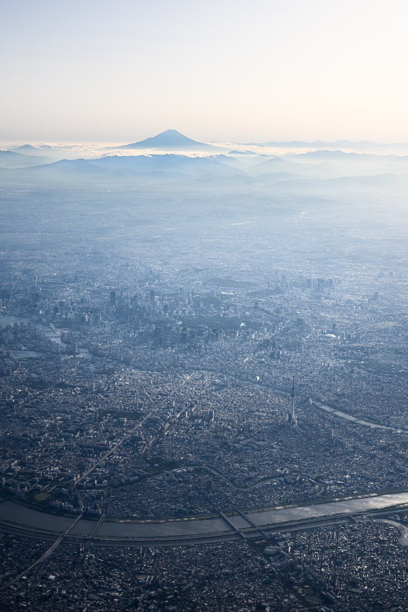 富士山が見守る首都東京