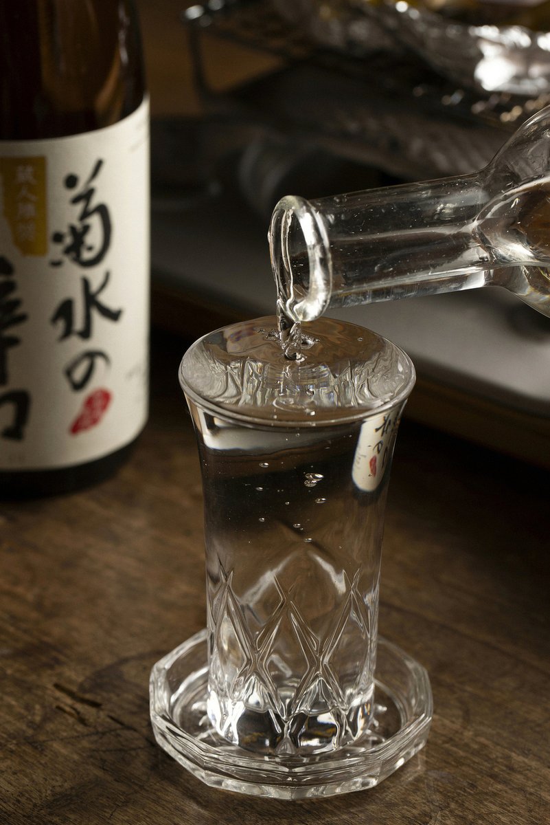 ╭━━━━━━━━━━━╮
　食中酒に #菊水の辛口 🙋
╰━━━━━ｖ━━━━━╯
食事と共に味わう酒として設計された「菊水の辛口」。
あっさりしたお料理は穏やかにまとまり、濃いめの味付けでは、その味わいを際立たせる。冴えた辛さの中にしっかりと旨味がのった一本です😌

#日本酒 #菊水酒造
