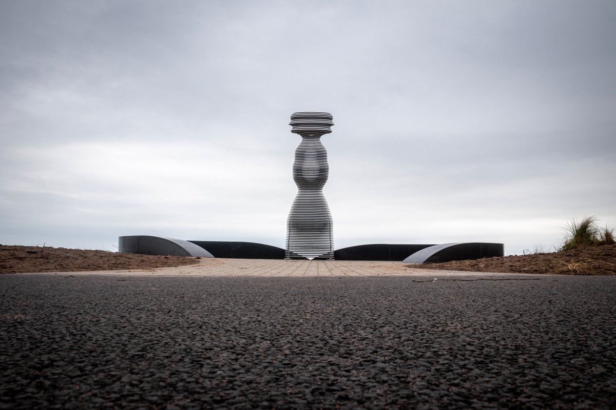 Been down to Broughty Ferry lately? You may have spotted the most recent addition to the cycle lane - @LeeSimmonsArt's stunning new sculpture which has beeninspired by the human body in movement.
#PutDundeeOnYourMap
#BroughtyFerry #PublicArtScotland